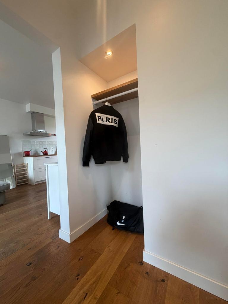 Bright 2-bedroom apartment with 2 balconies - Image 3