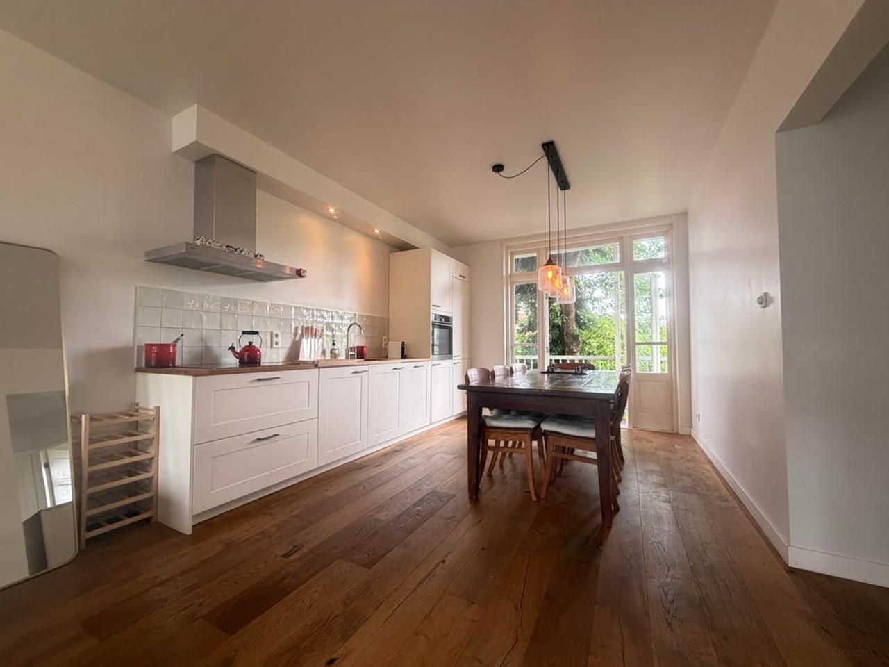 Bright 2-bedroom apartment with 2 balconies - Image 4