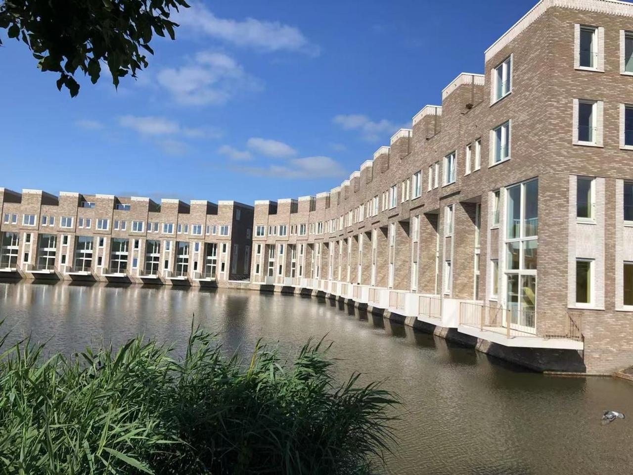 Split-level gezinshuis met waterzicht - Afbeelding 2