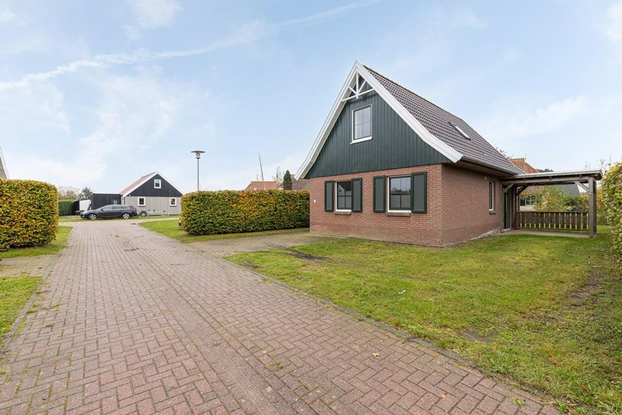 Detached Waterfront Property with Privacy - Image 2