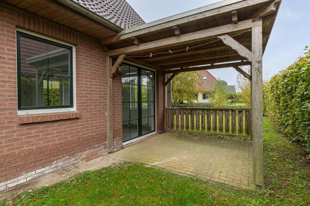 Detached Waterfront Property with Privacy - Image 3