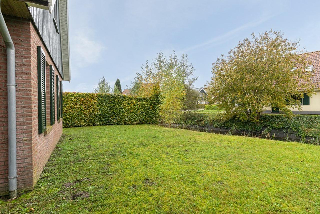 Detached Waterfront Property with Privacy - Image 24