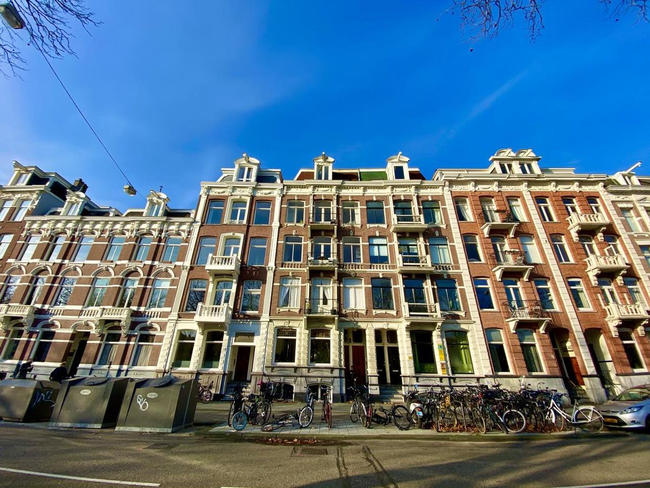 Grachtzicht en balkon aan de Nassaukade - Afbeelding 1