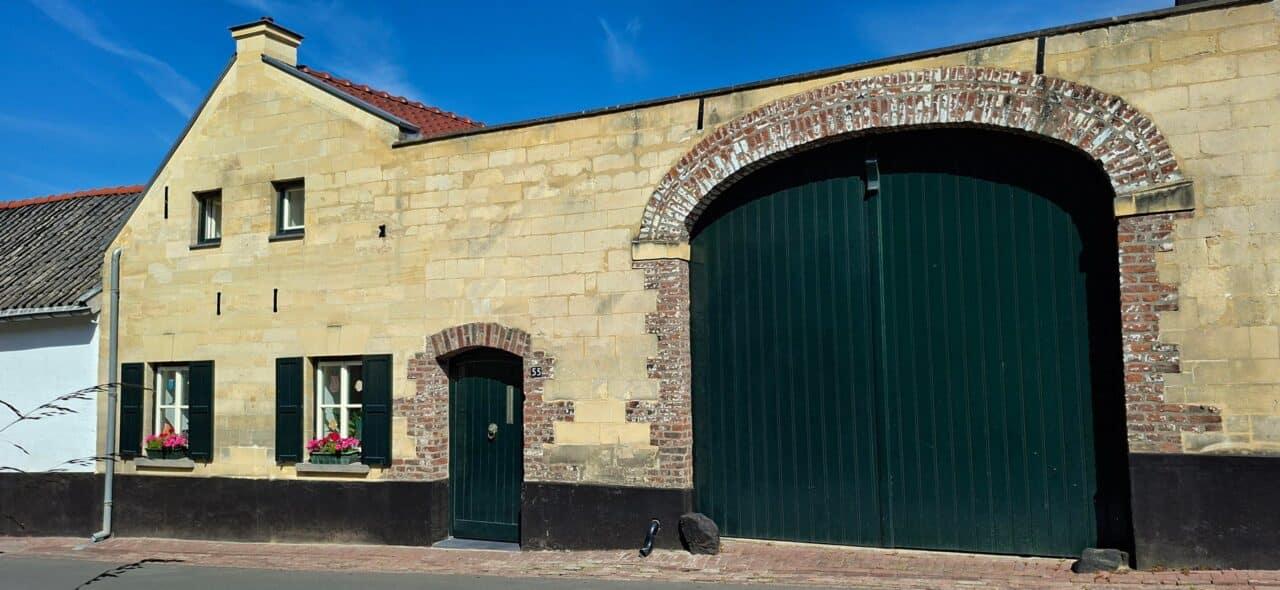 Monumental living with a courtyard - Image 1