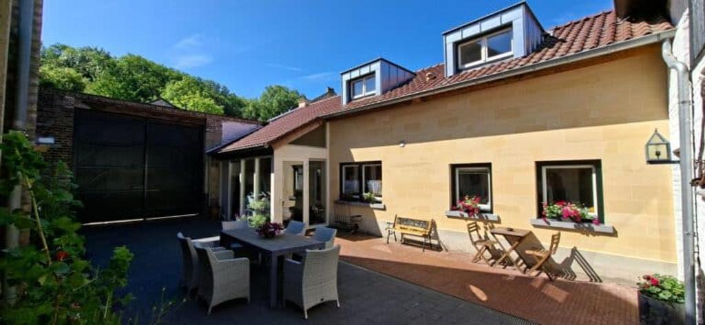 Monumental living with a courtyard - Image 3