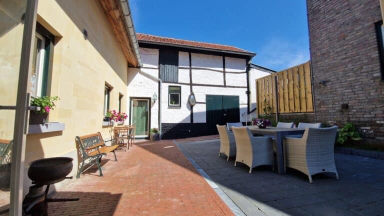 Monumental living with a courtyard - Image 5