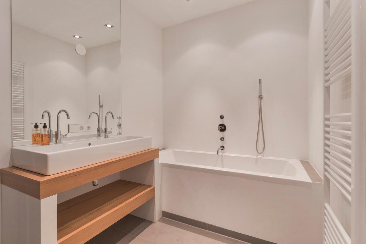Licht 3-kamerappartement met balkon in De Pijp - Afbeelding 17