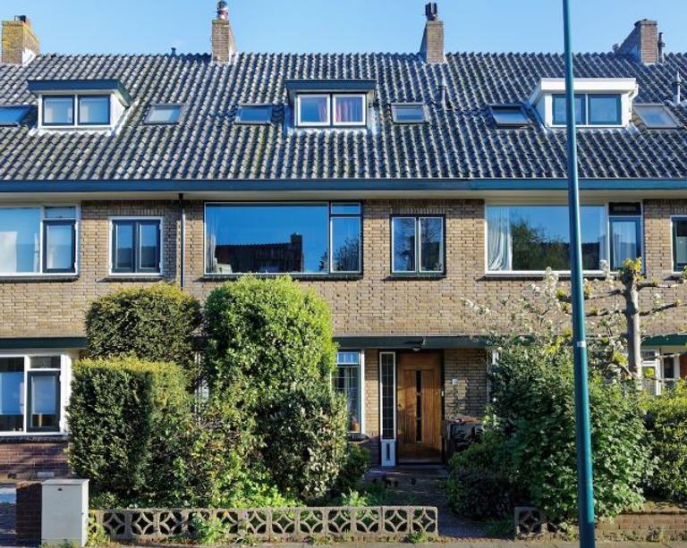 House with 5 bedrooms and south-facing garden - Image 1