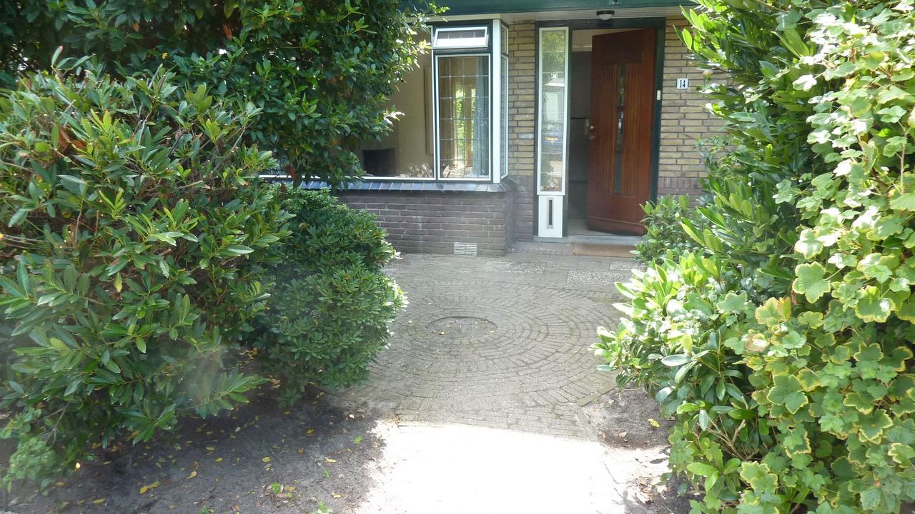House with 5 bedrooms and south-facing garden - Image 2