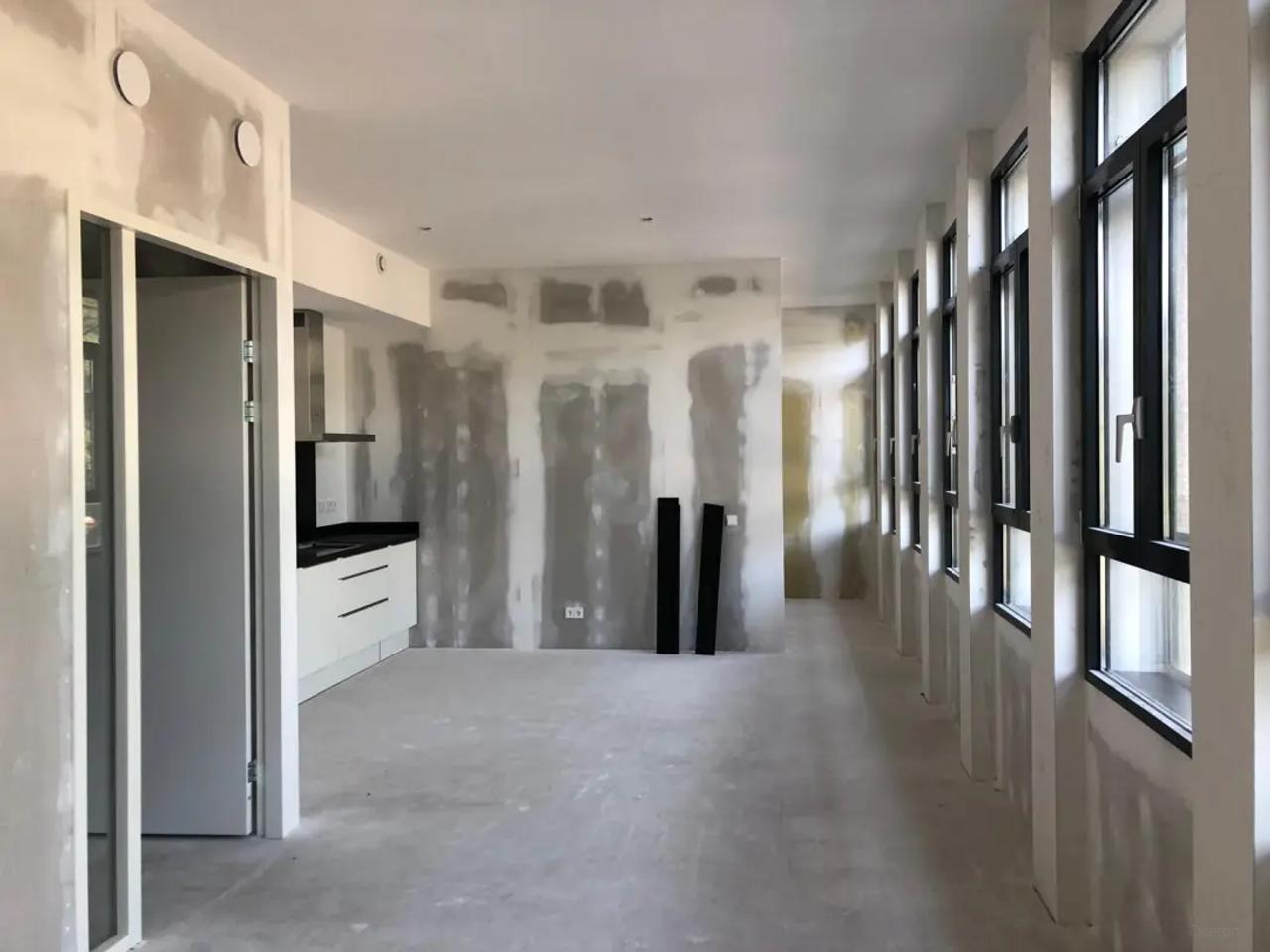 Licht 2-kamerappartement met parkeerplek - Afbeelding 2