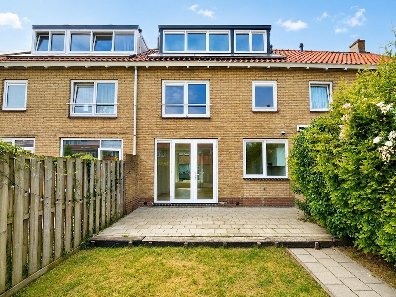 Eengezinswoning met tuin in Diemen - Afbeelding 1