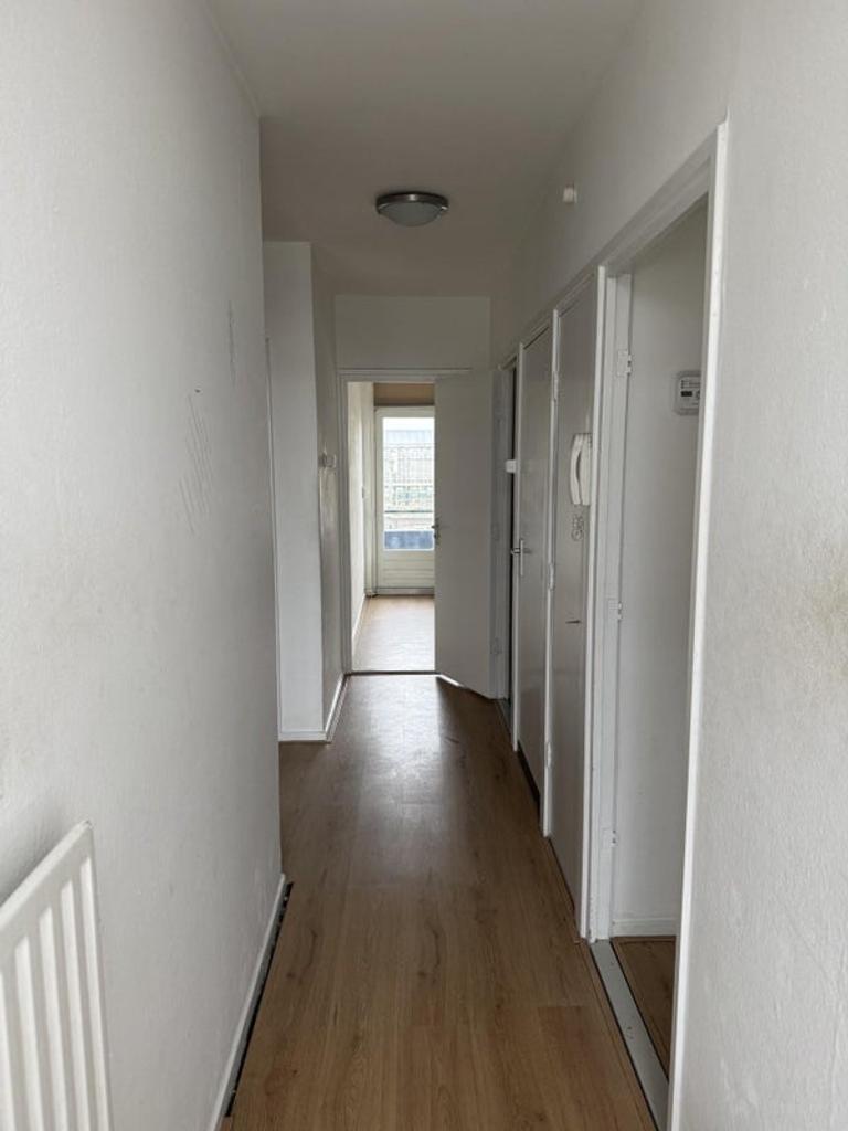 Furnished 2-bedroom apartment near the station - Image 2