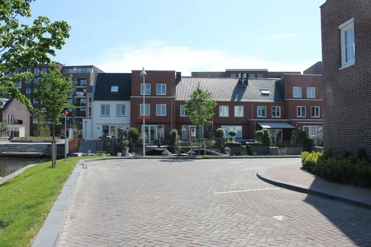 129 m² family home with south-facing garden - Image 1