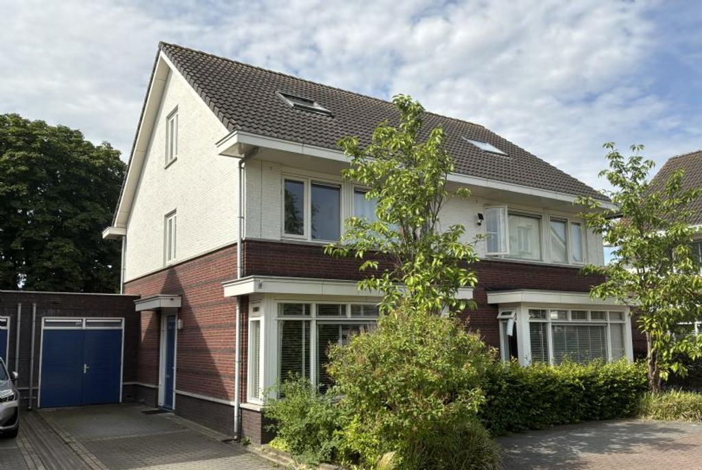 Corner house with garden and garage in Dreumel - Image 1