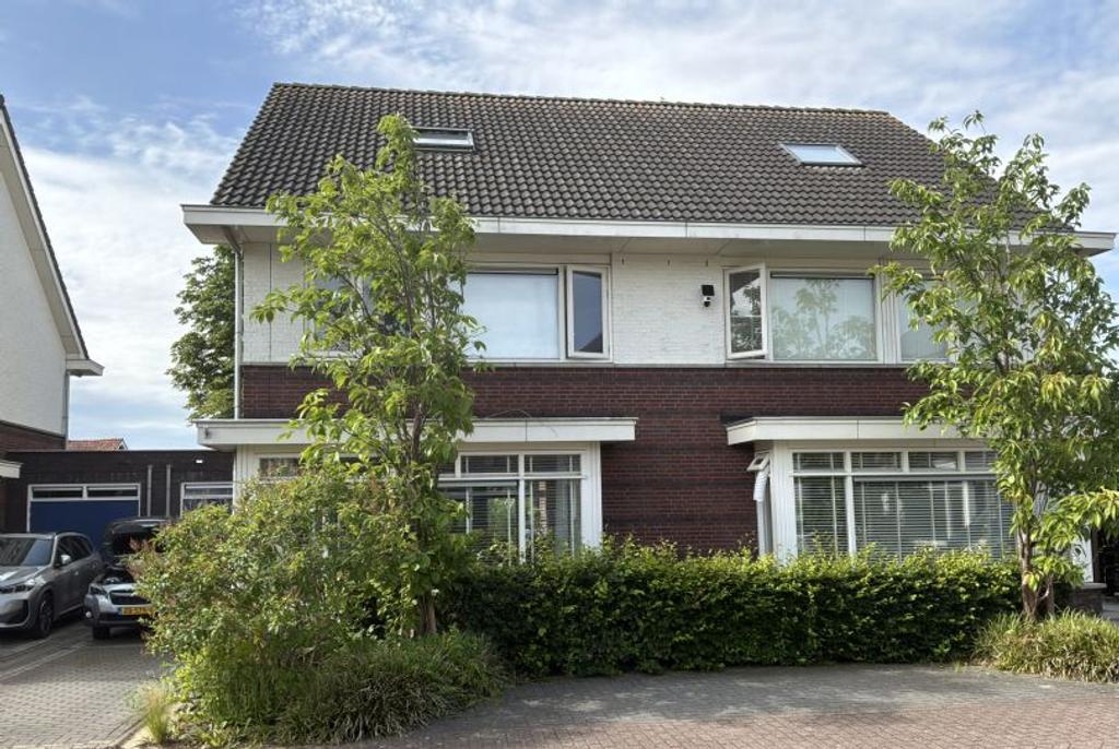 Corner house with garden and garage in Dreumel - Image 2