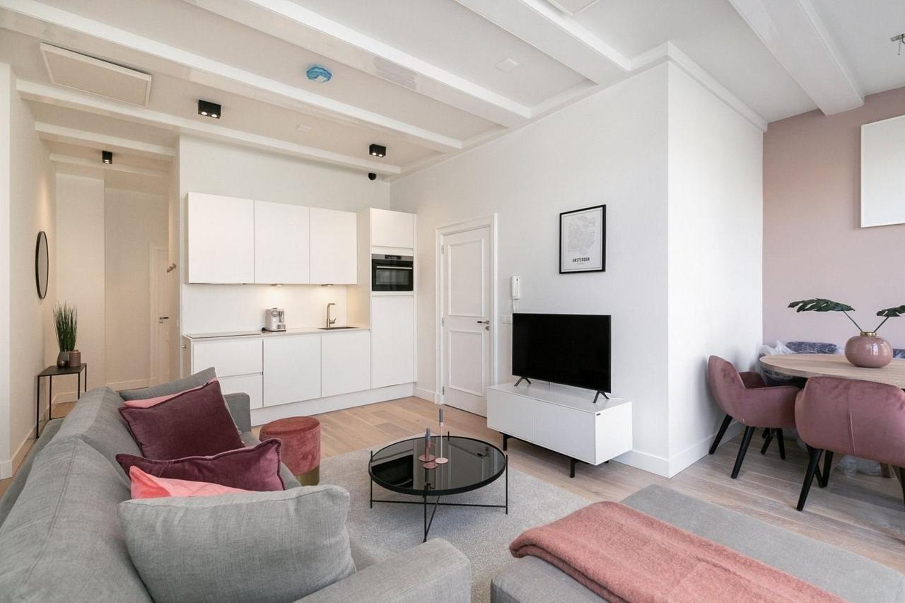 Bright 2-bedroom apartment with terrace - Image 3