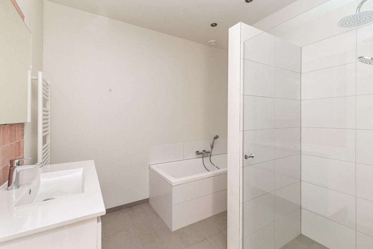 Bright 2-bedroom apartment with terrace - Image 8