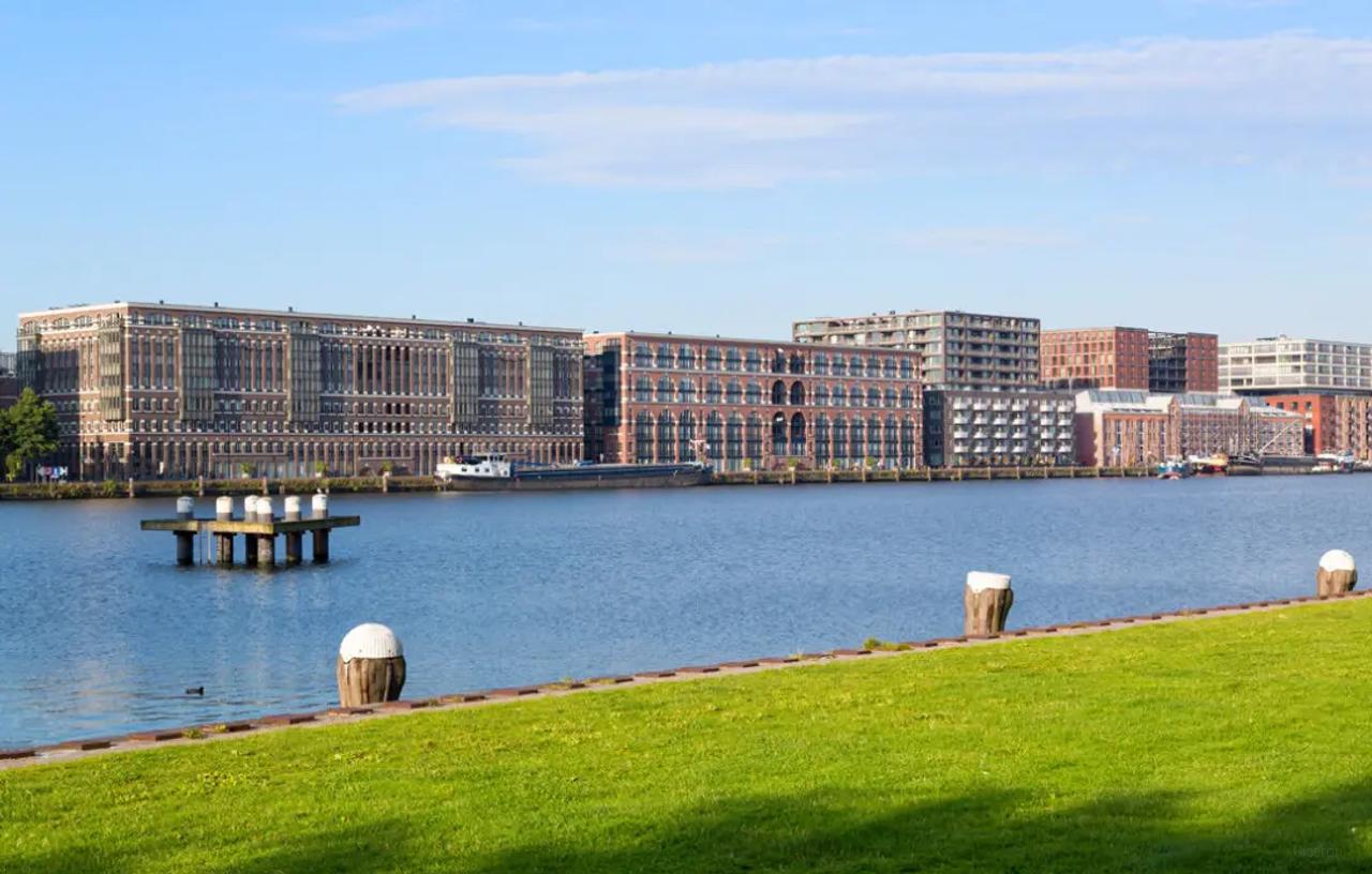 Penthouse with large roof terrace on the waterfront - Image 1