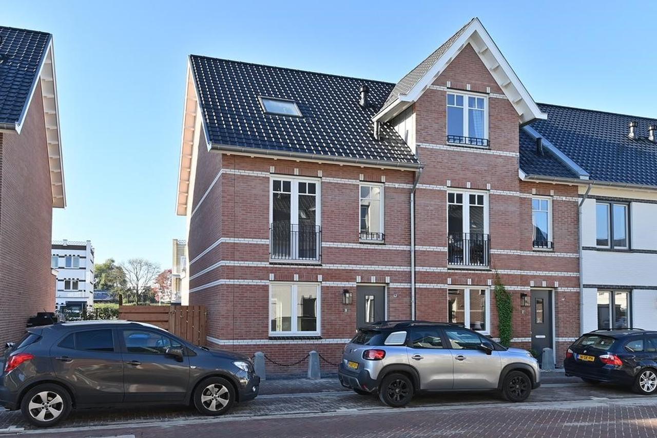Corner House in Green Weespersluis - Image 1