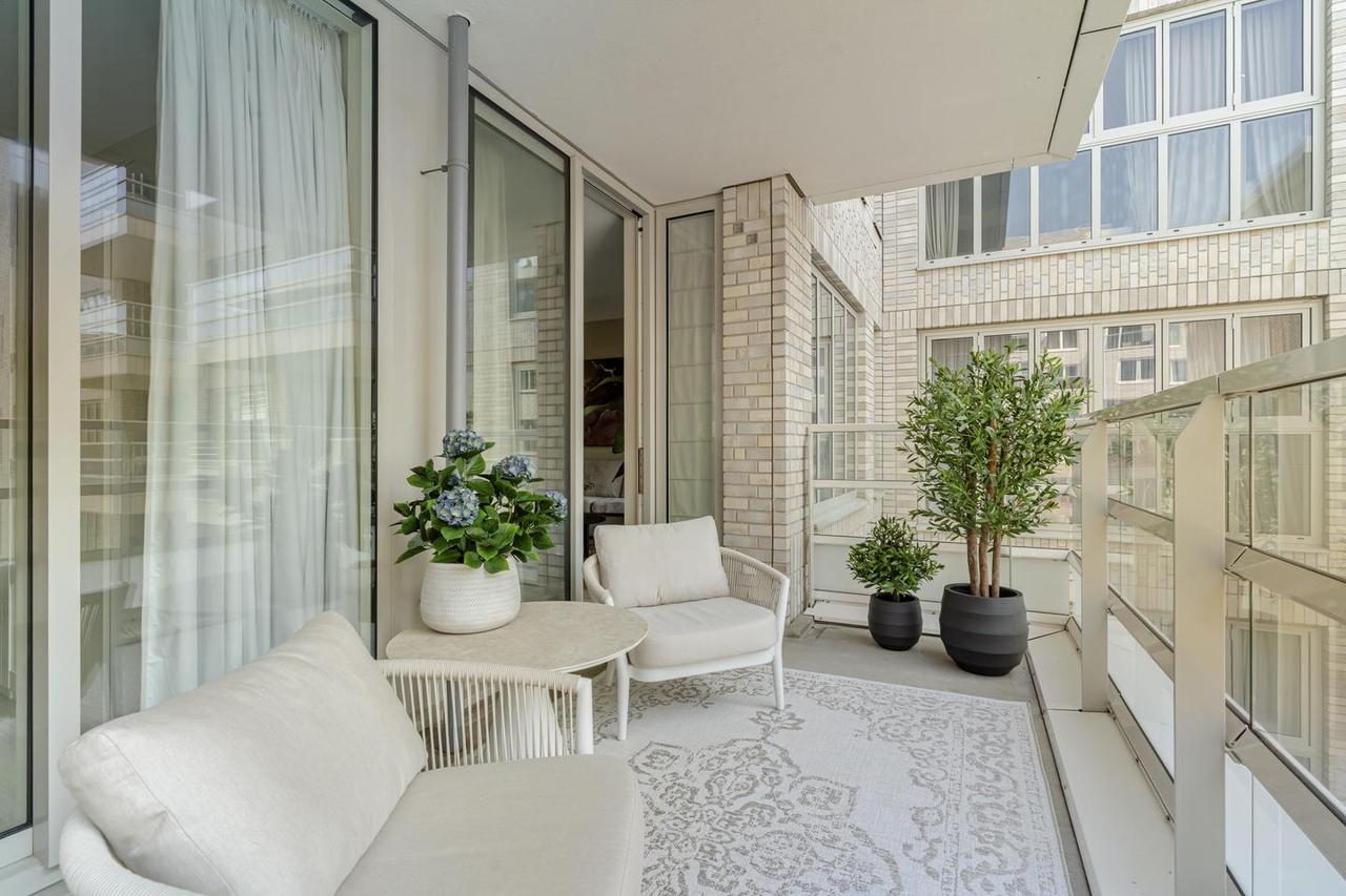 Bright apartment with balcony in Zuidas - Image 5