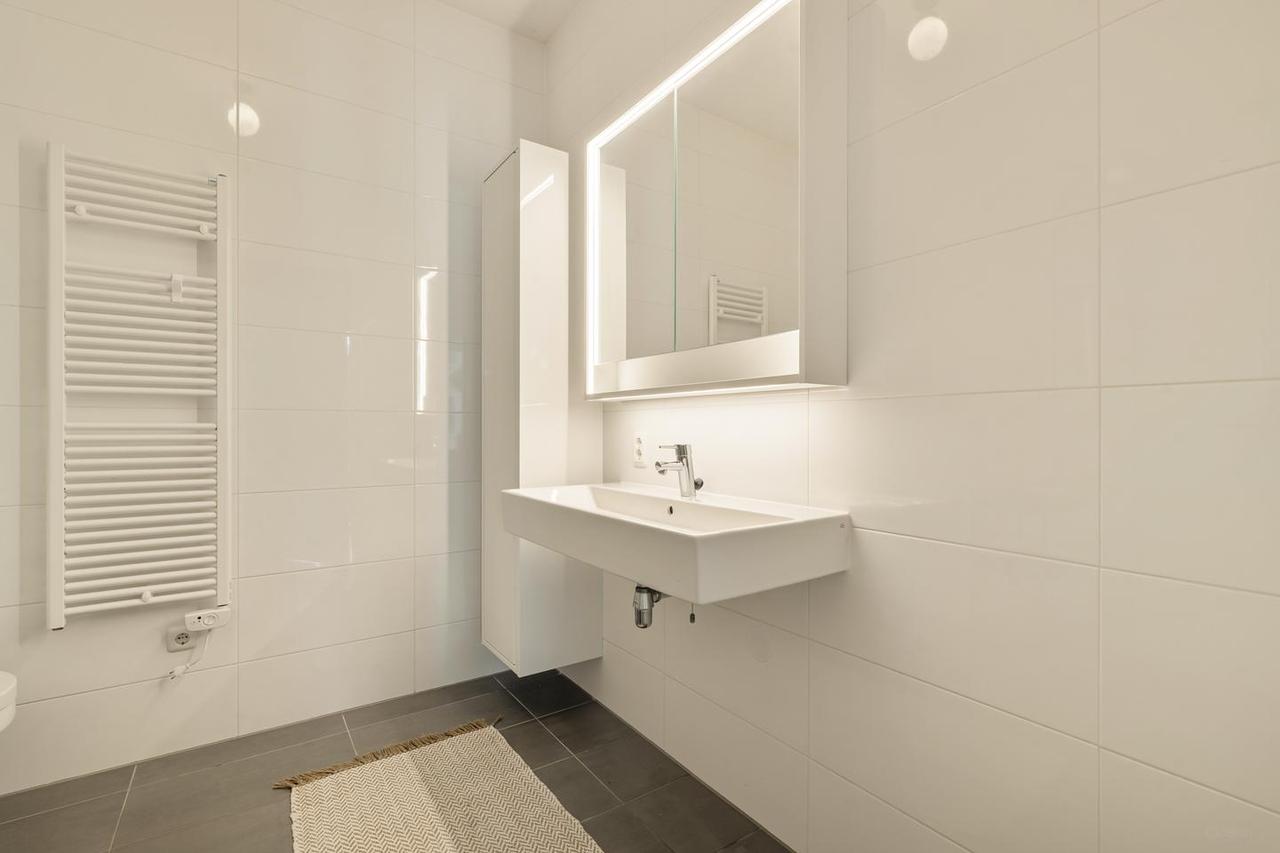 Bright apartment with balcony in Zuidas - Image 20