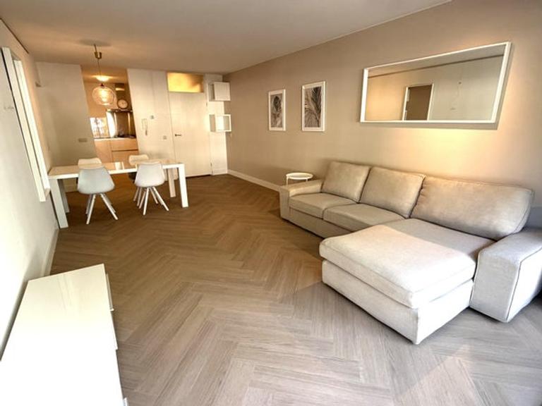 Gemeubileerd 2-kamerappartement met balkon - Afbeelding 1
