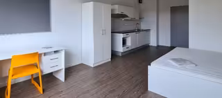 Gemeubileerde studentenkamer met balkon