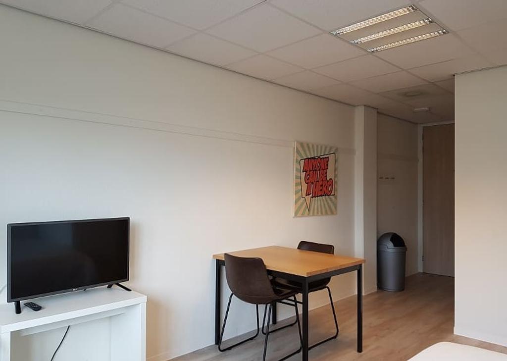 Furnished Student Room with Internet - Image 1