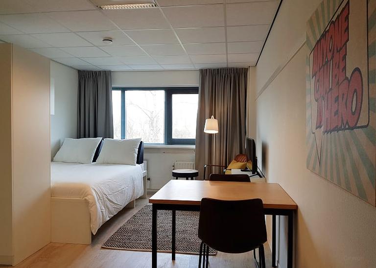 Furnished Student Room with Internet - Image 3