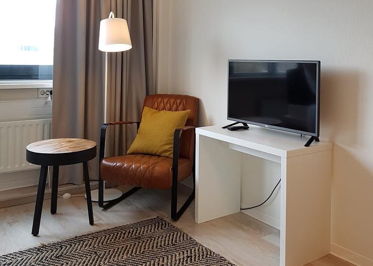 Furnished Student Room with Internet - Image 4