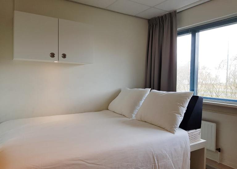 Furnished Student Room with Internet - Image 5