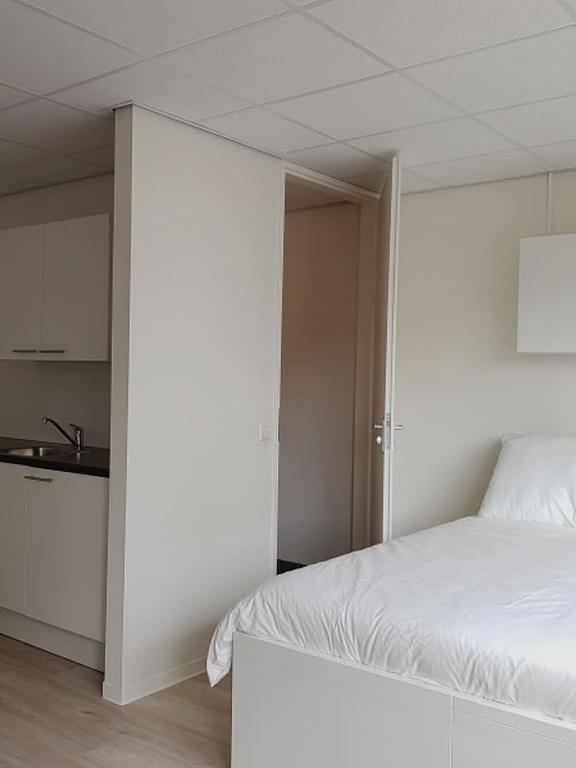 Furnished Student Room with Internet - Image 11