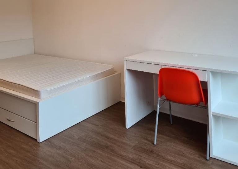 Furnished Student Room with Internet - Image 2