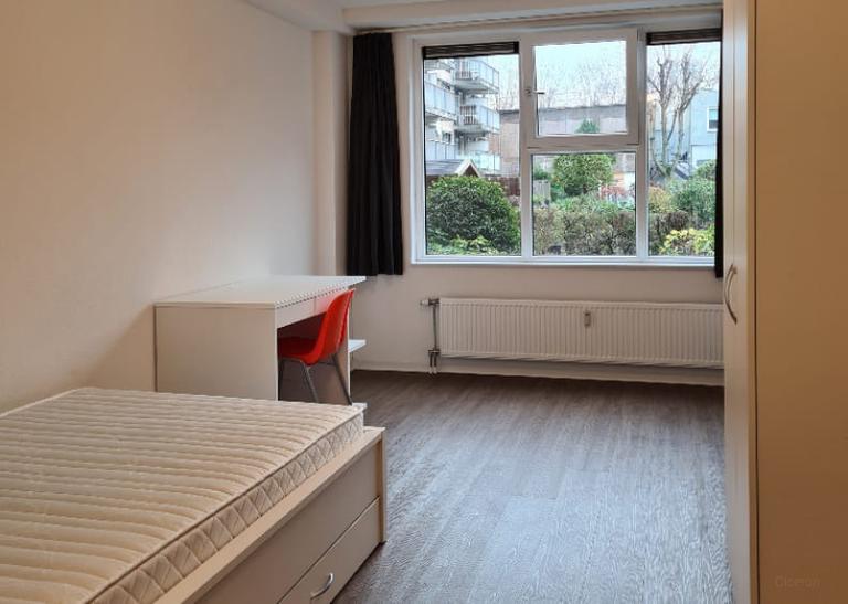 Furnished Student Room with Internet - Image 3