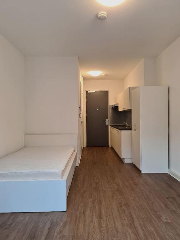 Furnished Student Room with Internet - Image 5