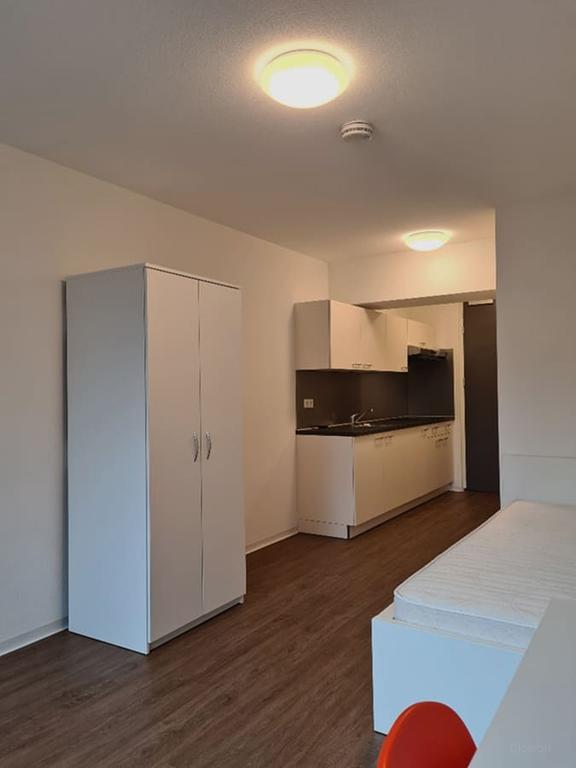 Furnished Student Room with Internet - Image 6