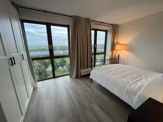 Bovenste hoekappartement met balkon en parking