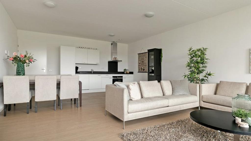 Bright 2-bedroom apartment with balcony - Image 1