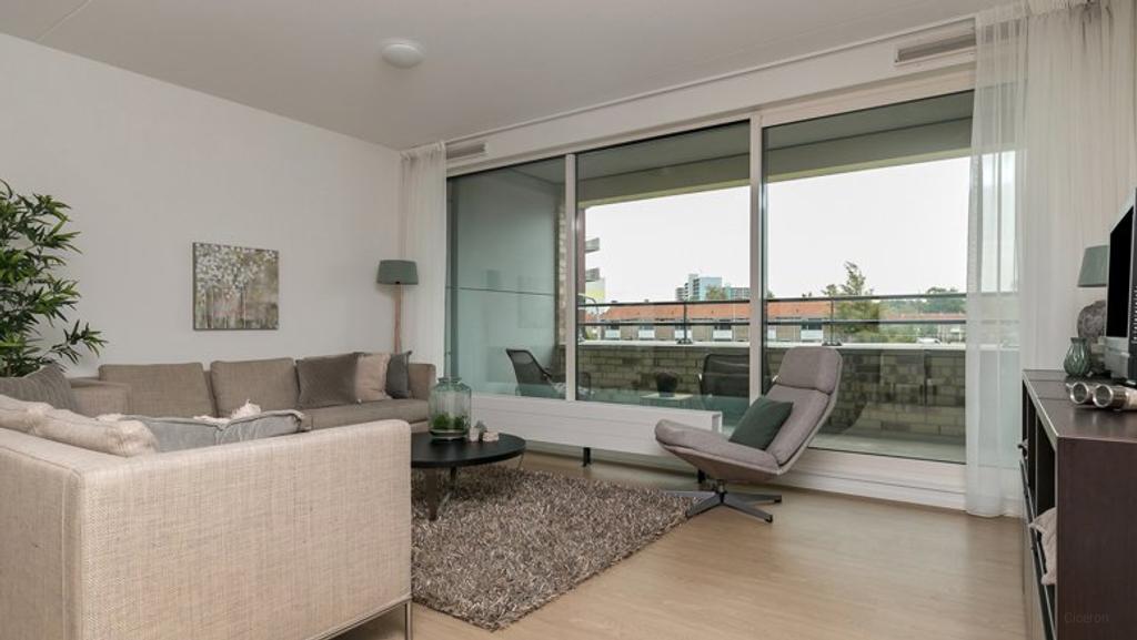 Bright 2-bedroom apartment with balcony - Image 2