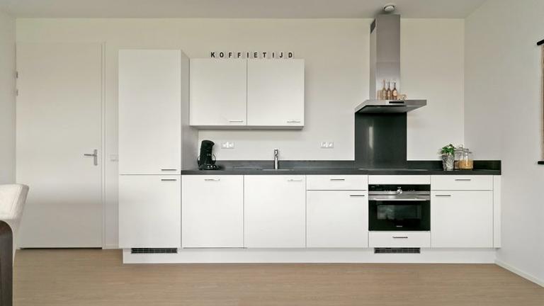 Bright 2-bedroom apartment with balcony - Image 4
