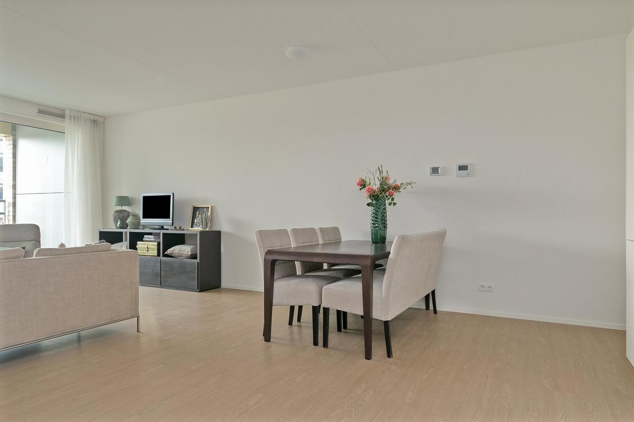 Bright 2-bedroom apartment with balcony - Image 5