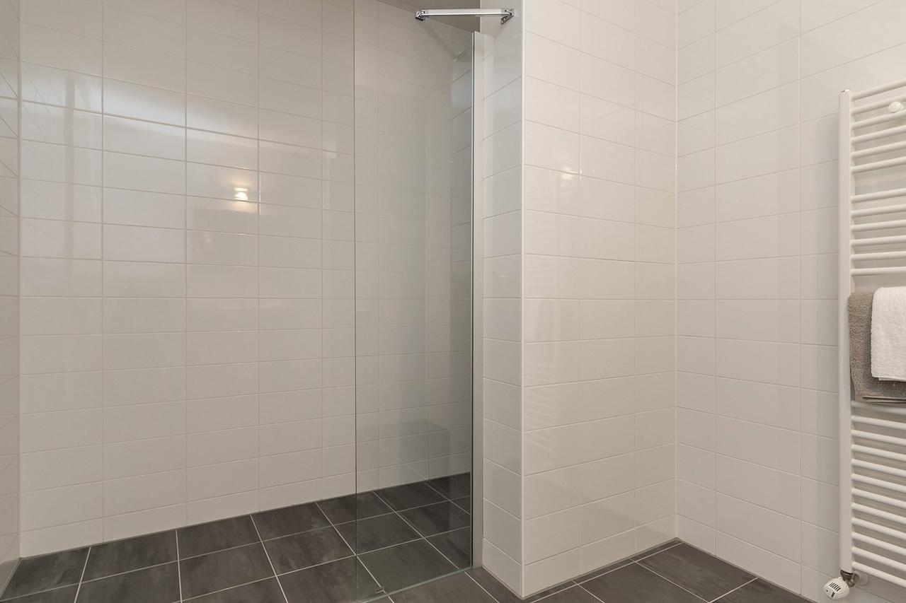 Bright 2-bedroom apartment with balcony - Image 9
