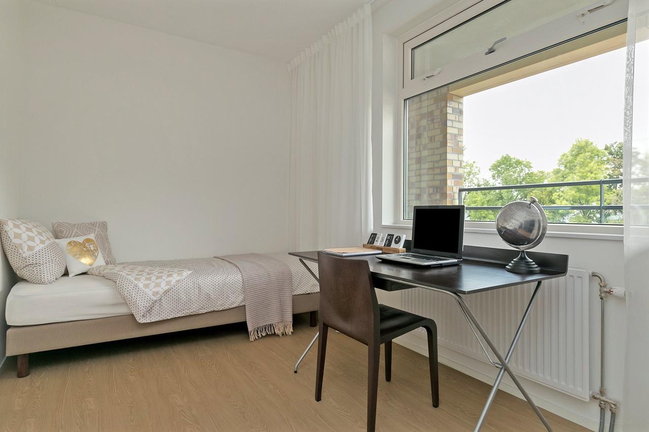 Bright 2-bedroom apartment with balcony - Image 11