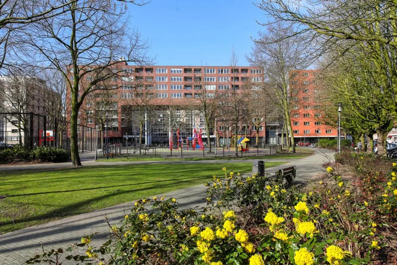 80 m² appartement met balkon bij Blaak - Afbeelding 1