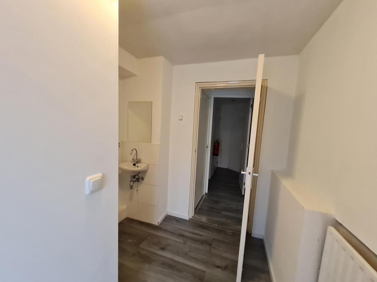 Semi-studio with private bathroom in Centrum-Oud - Image 9