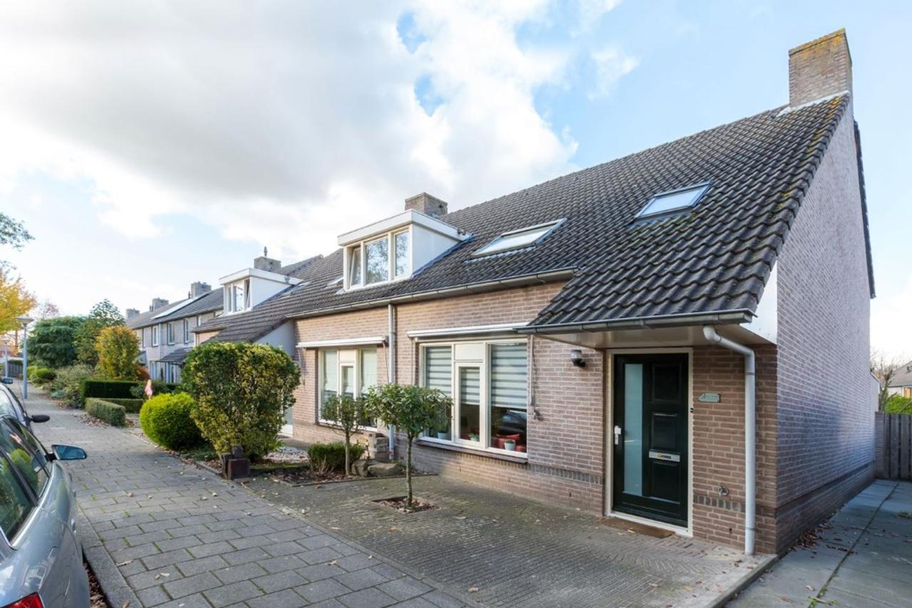 Uitgebouwde hoekwoning met tuin in Acht - Afbeelding 1