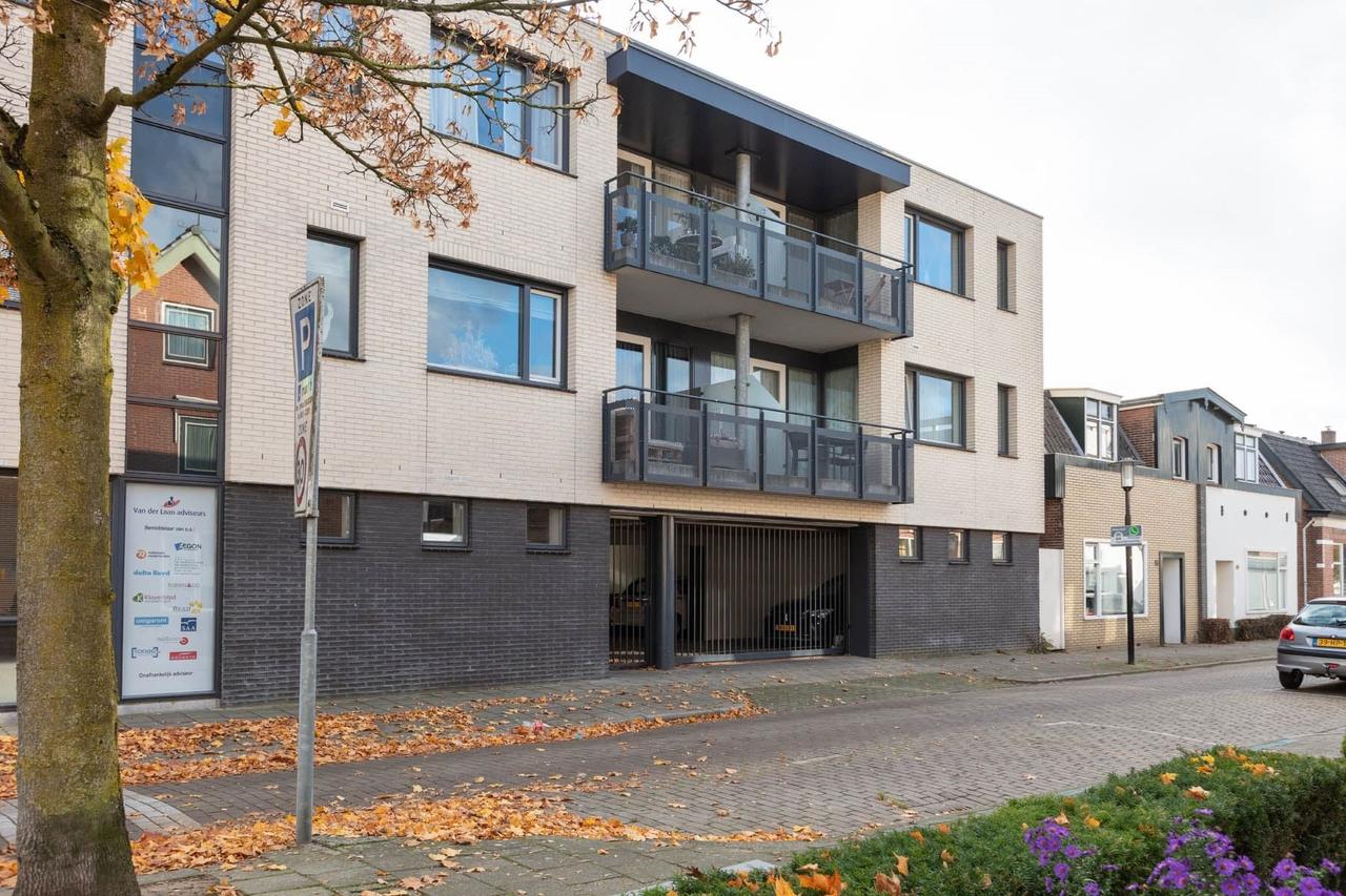 Furnished 2-Bedroom Apartment with Parking - Image 1