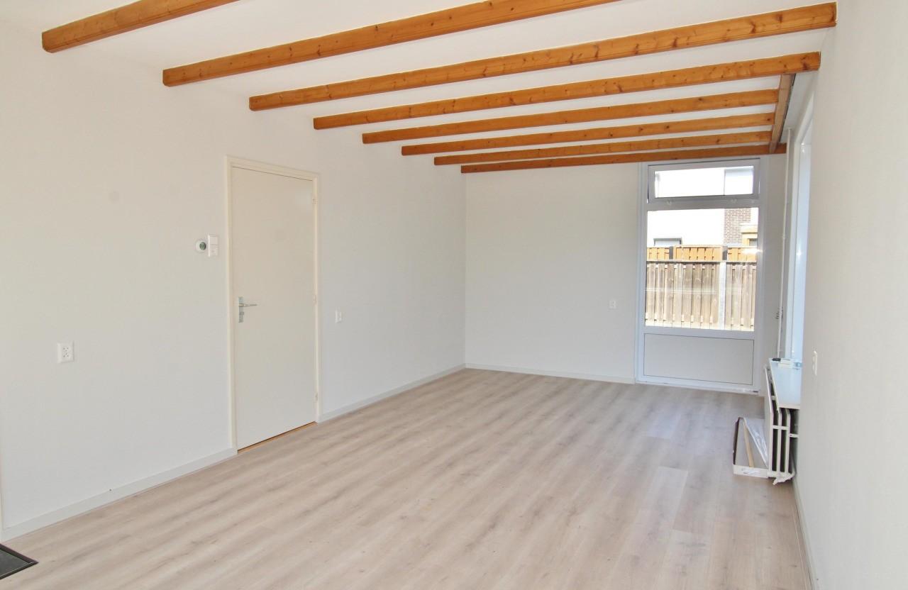 Three-Bedroom Home with Garden in Axel - Image 4