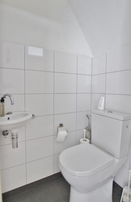 Three-Bedroom Home with Garden in Axel - Image 11