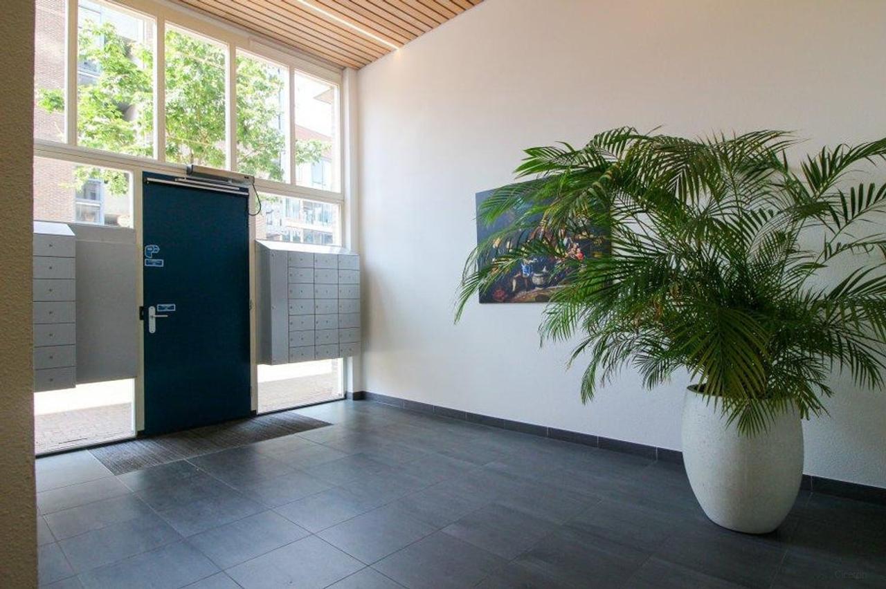 Licht 3-kamerappartement met balkon en parking - Afbeelding 2